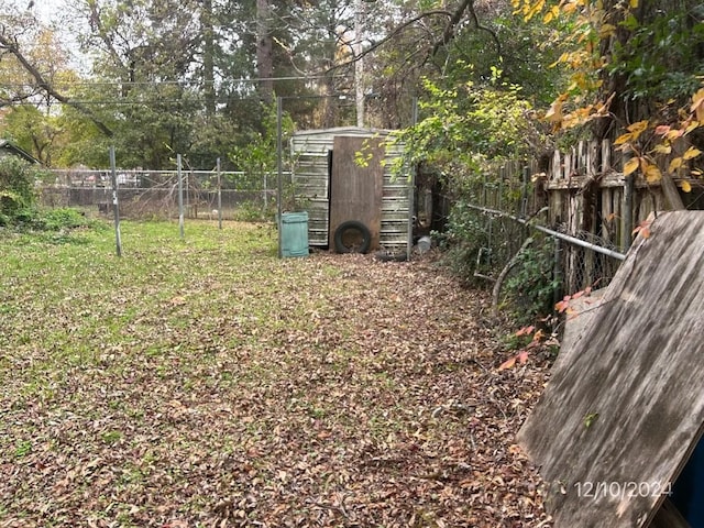 view of yard featuring an outbuilding