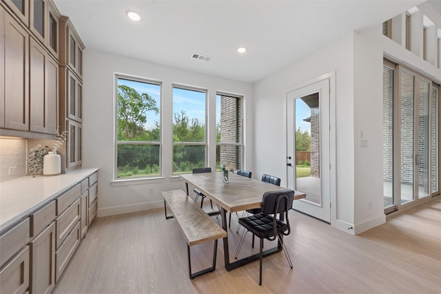 dining room with light wood finished floors, recessed lighting, visible vents, and baseboards