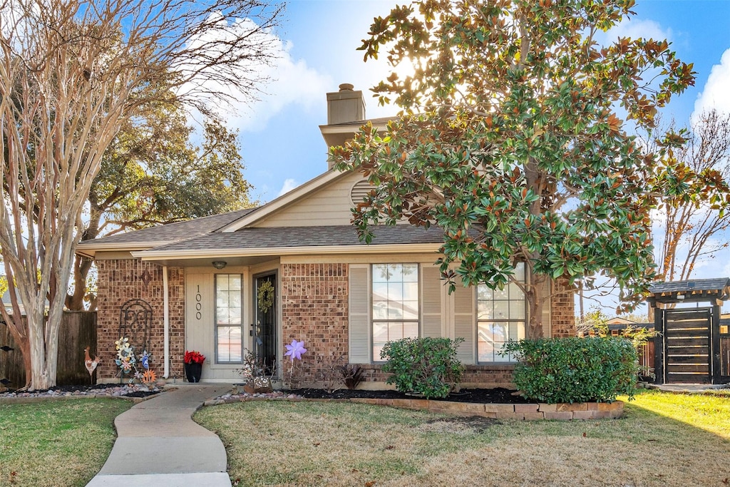 view of front of house featuring a front yard