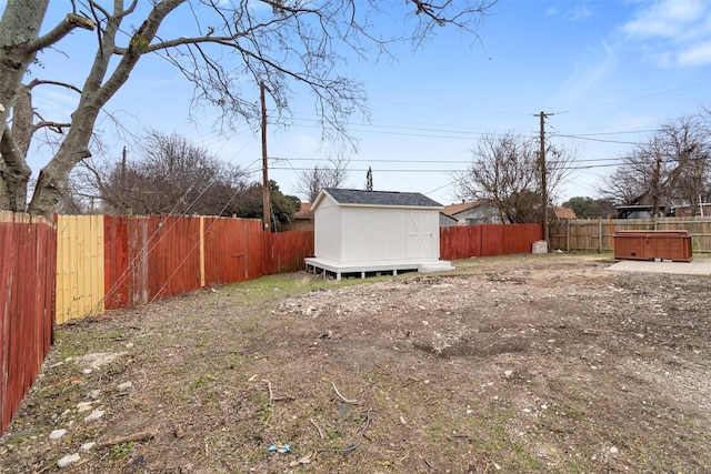 view of yard featuring a storage shed and a hot tub