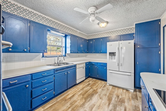 kitchen featuring sink, blue cabinetry, white appliances, ornamental molding, and decorative backsplash