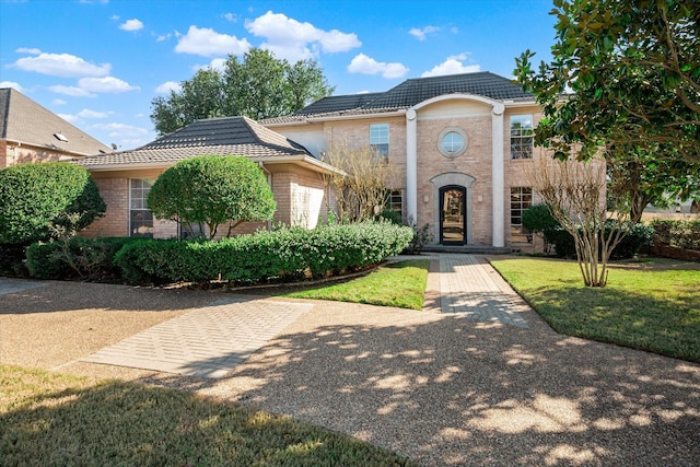 view of front facade with a front yard