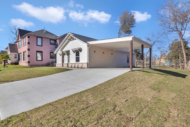 view of front facade featuring a front yard and a carport