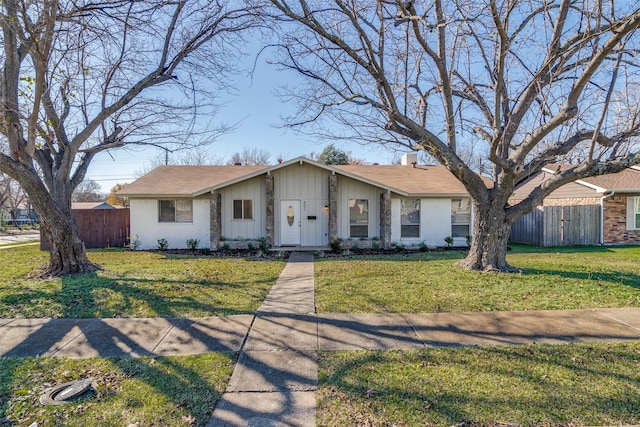 ranch-style house featuring a front yard