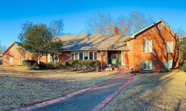 view of front of property featuring a front yard