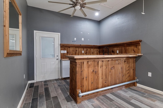 bar featuring ceiling fan