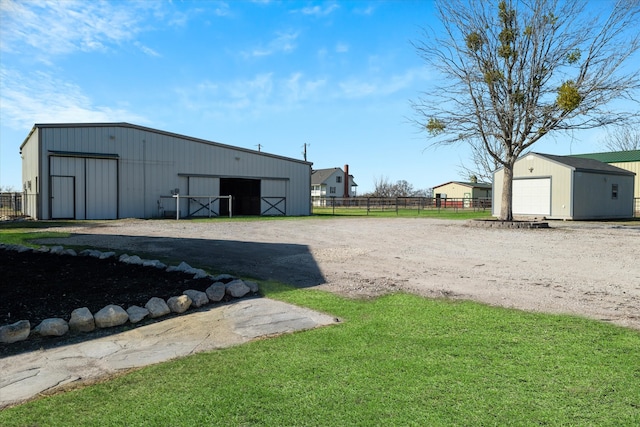 view of yard with an outbuilding