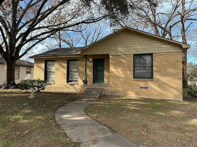 view of front facade with a front lawn