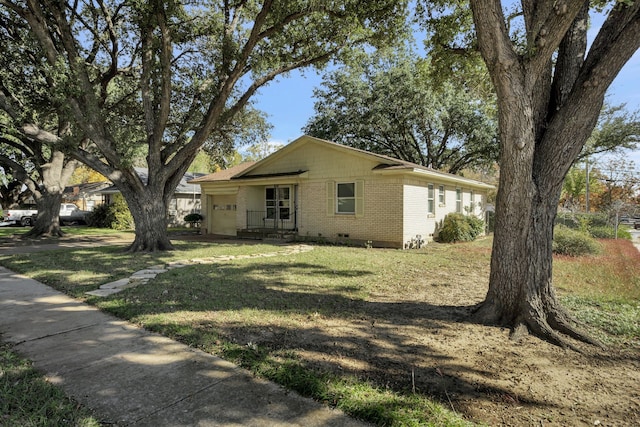 ranch-style house featuring a front yard