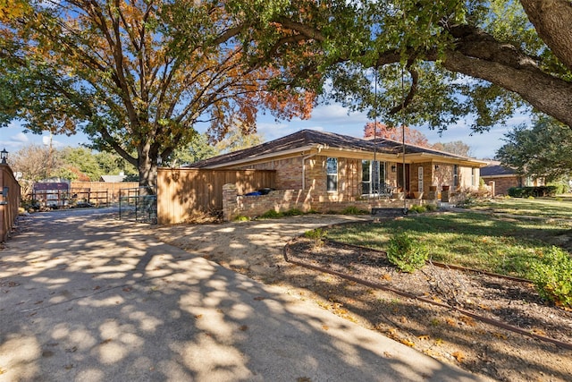 single story home with a front yard