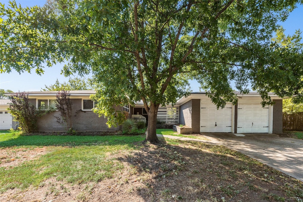 view of front of home featuring a garage and a front yard