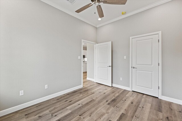 spare room featuring crown molding, light hardwood / wood-style flooring, and ceiling fan