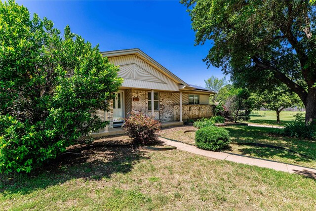 view of front of house with a front lawn