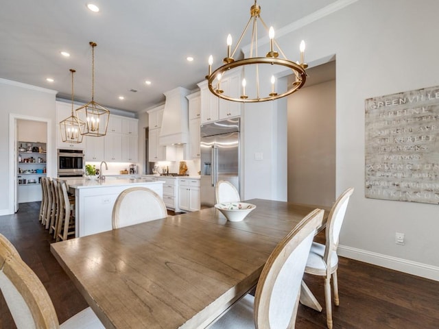 dining area featuring crown molding, dark hardwood / wood-style floors, sink, and a notable chandelier