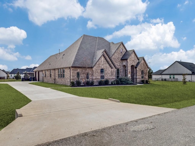 view of front of home featuring a front yard