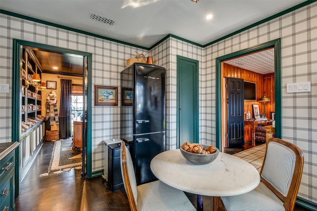 dining space with ornamental molding