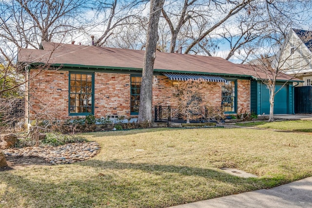 view of front of house featuring a front yard and a garage