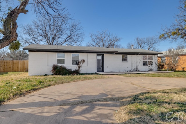 ranch-style house featuring a front lawn