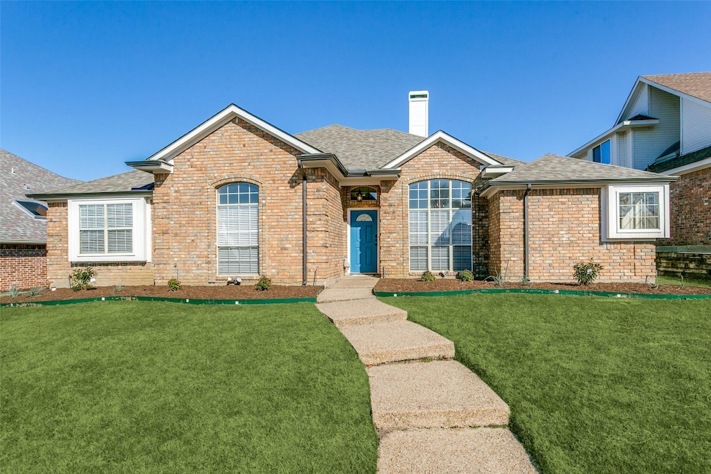 view of front of home featuring a front yard