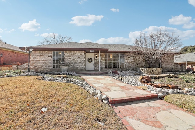 single story home featuring a front yard