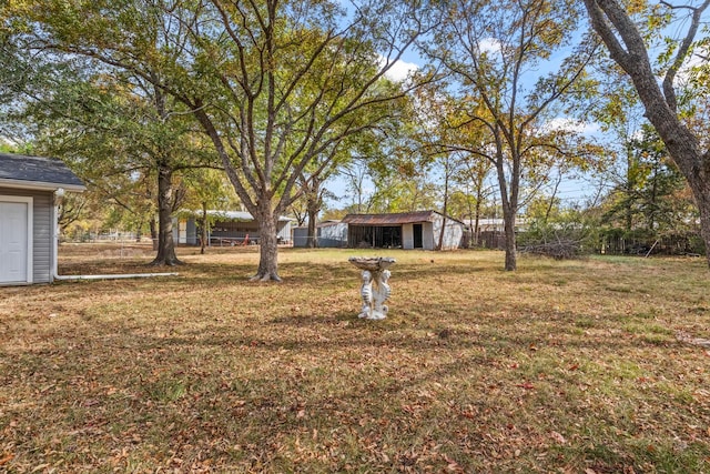 view of yard featuring an outdoor structure