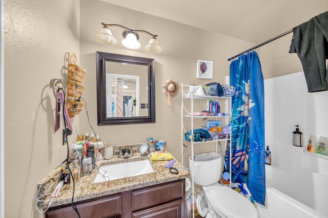 full bathroom with toilet, vanity, and shower / bath combo