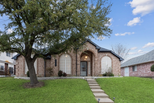 view of front of property featuring a front lawn