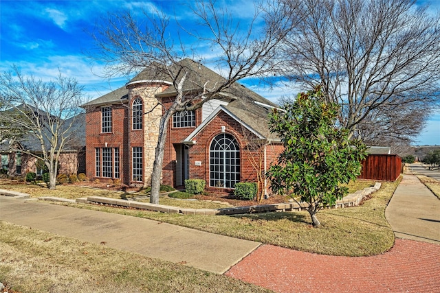 view of front facade featuring a front lawn