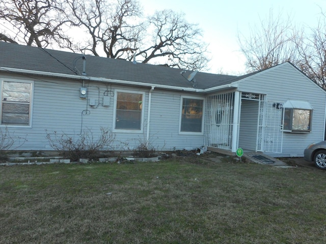 view of front facade featuring a front yard