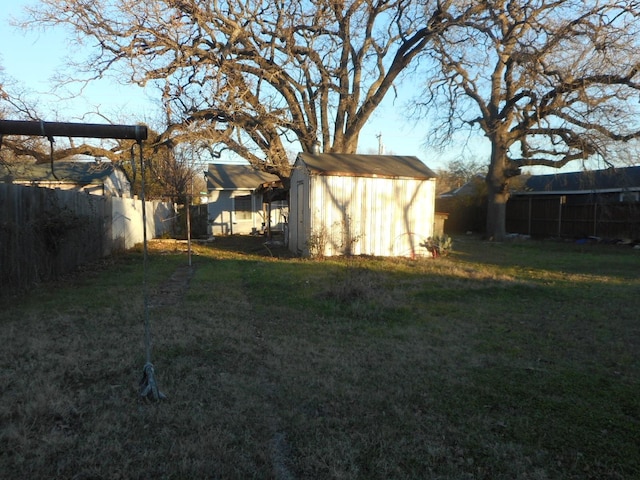 view of yard featuring a shed