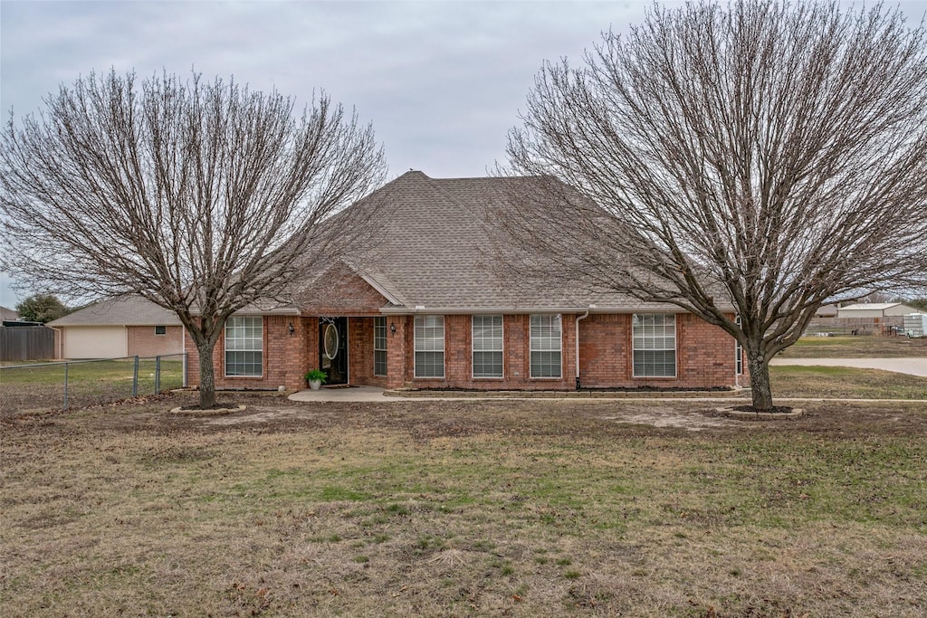 single story home with a front lawn