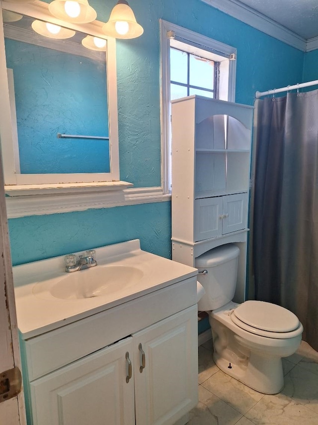 full bath with a textured wall, toilet, curtained shower, crown molding, and vanity