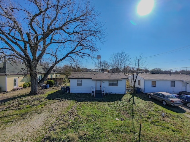 view of front of property with a front yard