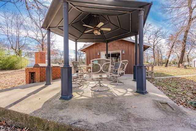 view of yard featuring a storage unit