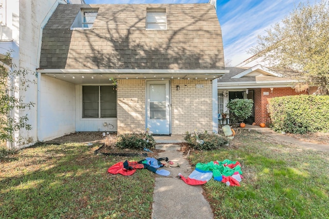 view of front facade with a front yard