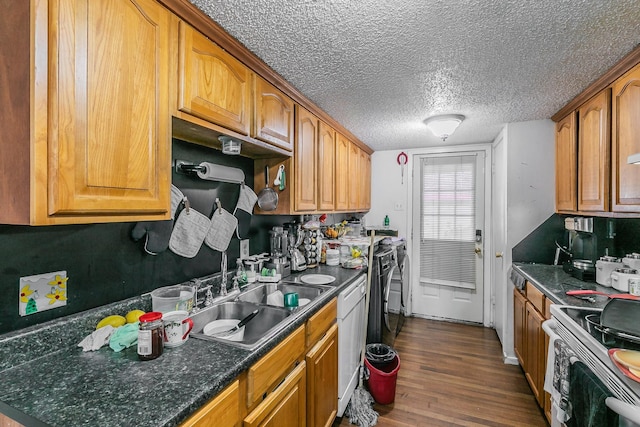 kitchen featuring sink, white appliances, dark hardwood / wood-style flooring, and a textured ceiling