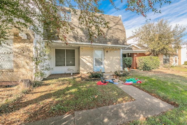 view of front of property with a front yard