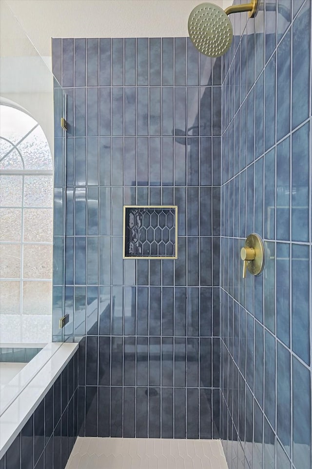 bathroom featuring a tile shower