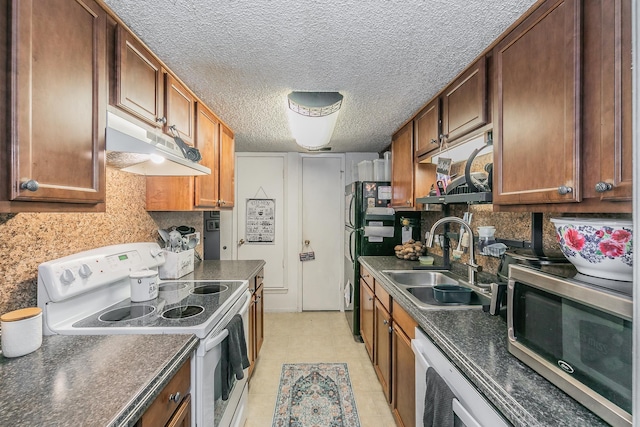 kitchen featuring sink, a textured ceiling, white electric stove, and dishwashing machine