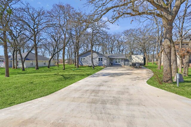 single story home featuring a front lawn