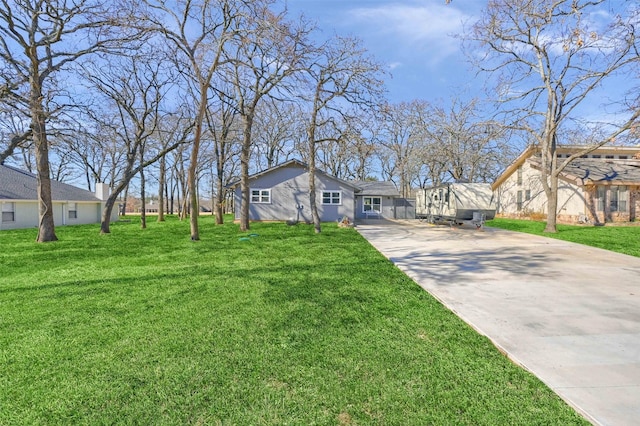 view of front facade featuring driveway and a front lawn