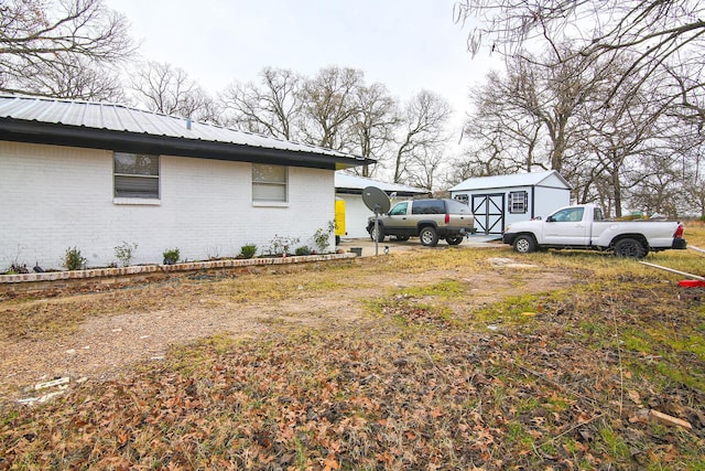 view of yard featuring an outbuilding