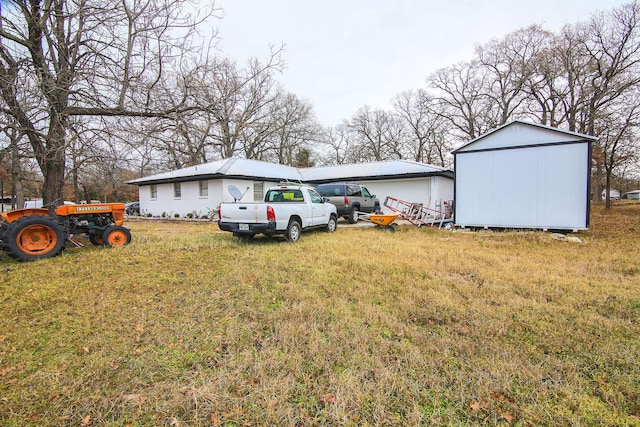 view of yard featuring an outdoor structure