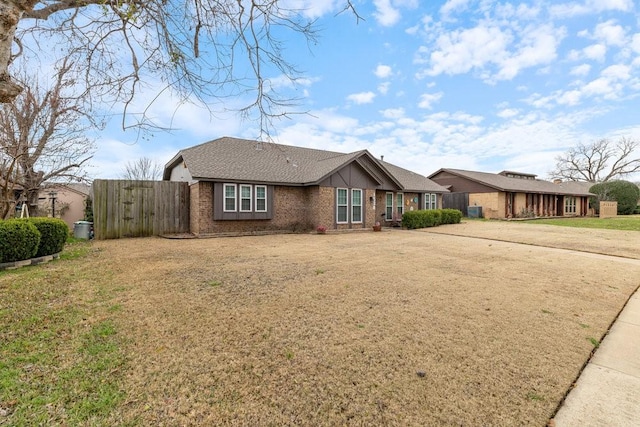 ranch-style house featuring a front yard