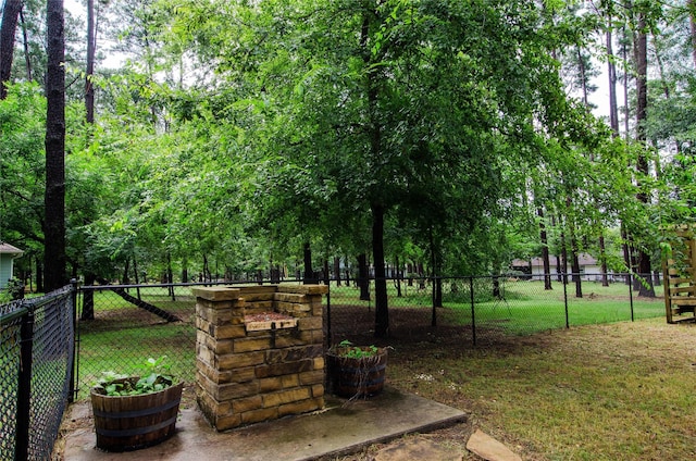 view of property's community featuring a yard