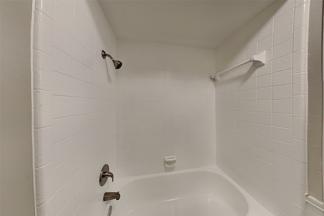 bathroom featuring tiled shower / bath combo