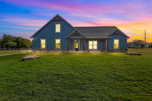 view of front of property featuring a lawn