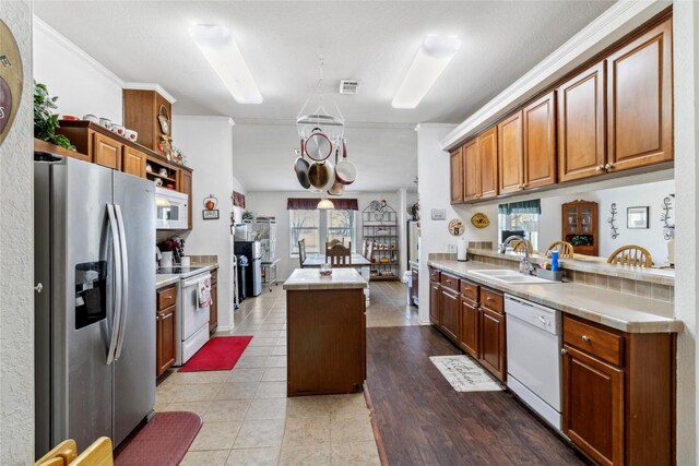 dining area with ornamental molding