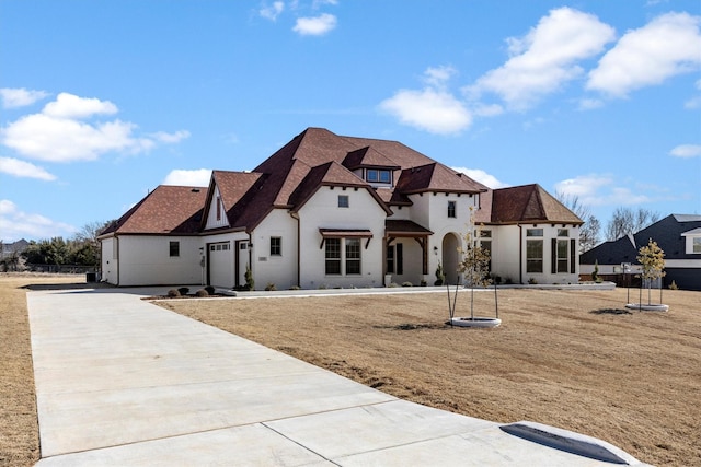 view of front facade featuring a front lawn