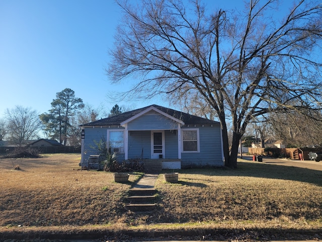 view of front of home featuring a front lawn